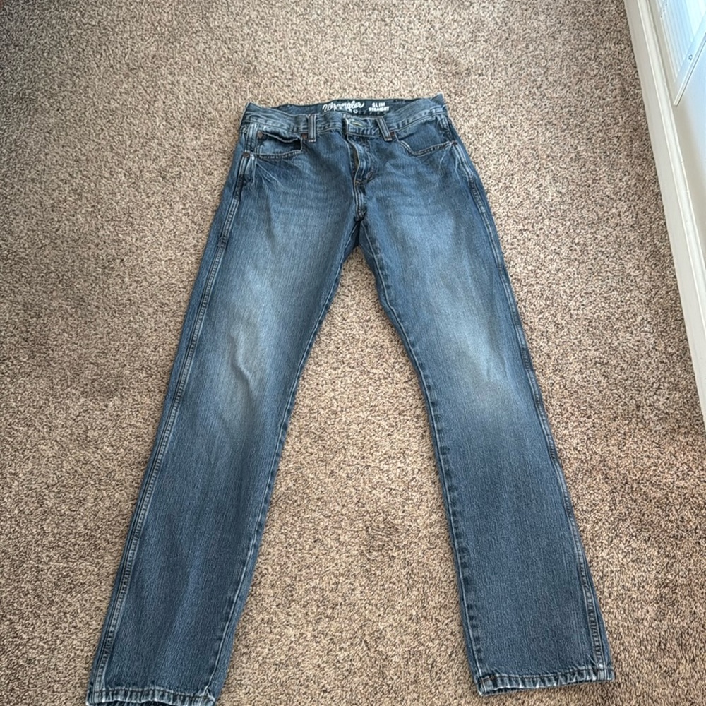 Men’s Wrangler retro slim straight leg jeans.